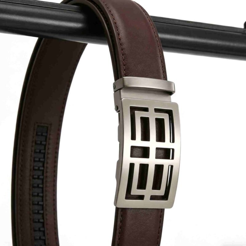 Detailed image of the automatic buckle on men's ratchet belt wholesale products.